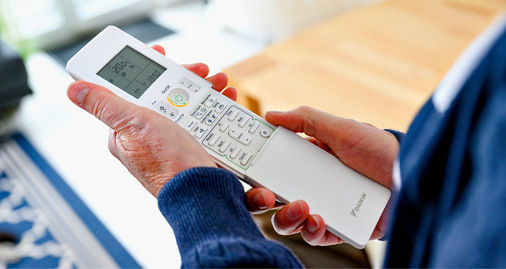 Die Steuerung funktioniert von Zuhause durch die Fernbedienung oder unterwegs per App – damit ist für ein angenehmes Raumklima bereits gesorgt, wenn die Bewohner Zuhause eintreffen.