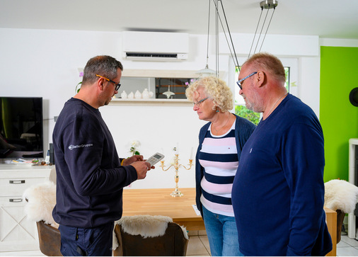 Der Installateur weist das Ehepaar Wiesehahn in die Bedienung der Anlage ein.
