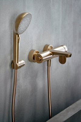 Die Hansagenesis Wannenarmatur ist die passende Ergänzung zum Hansaaurelia-Duschsystem.