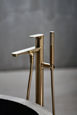 Wie eine Skulptur wirkt die freistehende Badewannenarmatur.