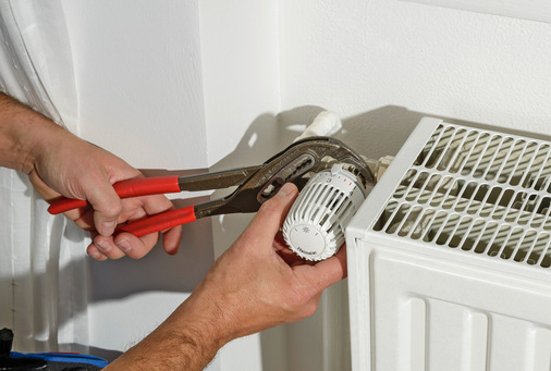 Der Thermostatkopf muss demontiert werden.