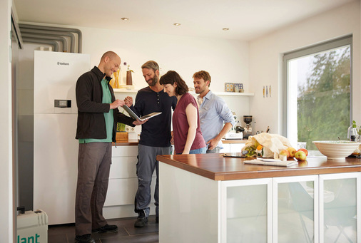 Generell lohnt sich ein Blick auf die Serienausstattung einer Wärmepumpe. Denn die später in der Regel ohnehin benötigte und gewünschte Ausrüstung muss dem Kunden dann ggf. separat berechnet werden.
