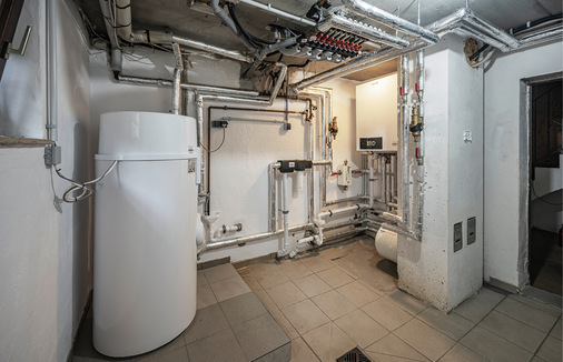 Ein aufgeräumtes System: Links die Trinkwasser-Wärmepumpe, rechts die wandhängende Inneneinheit der Monoblock-Wärmepumpe.