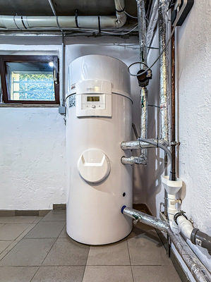 Die Trinkwasser-Wärmepumpe BTW S 200 B  ­arbeitet   unabhängig   vom   Raumbeheizungssystem.  Mit nur 1528 mm Höhe hat sie im Keller viel Platz.