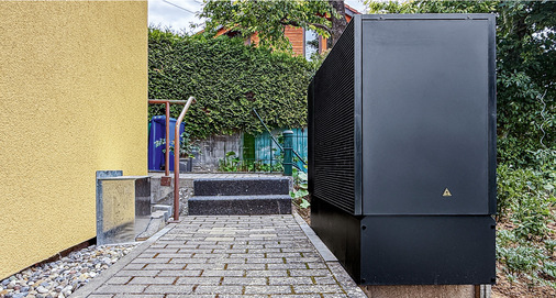 Die freistehende Außeneinheit erhielt als optionales Zubehör ein rückseitiges Abdeckgitter sowie einen Schallschutzsockel.