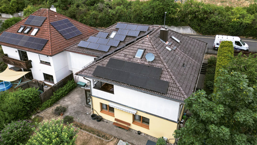 Auf dem Dach des Sanierungsobjektes (Haus rechts) wurden 2025 sieben zusätzliche PV-Module installiert, die Wohnung und ­Wärmepumpen versorgen. Den Strom aus den älteren Modulen verkauft die Familie an den Netzbetreiber.