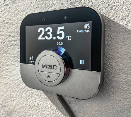 Das Raumgerät IDA bietet intuitiven Zugriff auf Betriebsdaten und Regelungsoptionen. Eine App-Steuerung per Mobilgerät ist ebenfalls möglich.