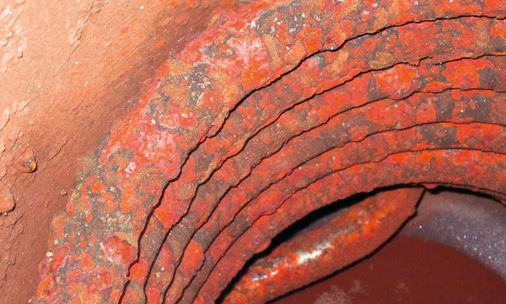 Stark fortgeschrittene Innenkorrosion: Wird der Korrosionsschutz vernachlässigt, kann aus zunächst kleinen Schadstellen massiver Materialabtrag bis hin zum Wasserschaden werden.