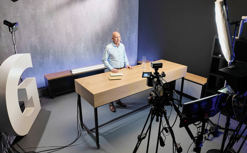 Schulung weitergedacht: Ein TV-Studio im Campus ermöglicht es, Schulungsthemen auch digital zu vermitteln.