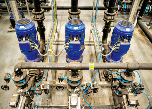 Dreifach-Druckerhöhungsanlage: Bei der Umkehrosmose wird – dem osmotischen Druck entgegen – Rohwasser durch Membranen gepresst, die Salze und andere Inhaltstoffe zurückhalten.