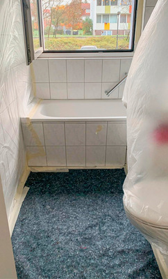 1: Badezimmer ­vorbereiten und Arbeitsbereich ­vollständig abdecken.