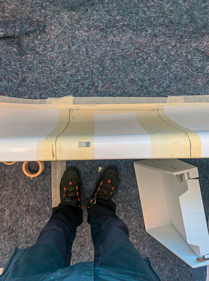 2: Einbauposition der Wannentür festlegen, Bauteil anhalten und Maße übertragen.