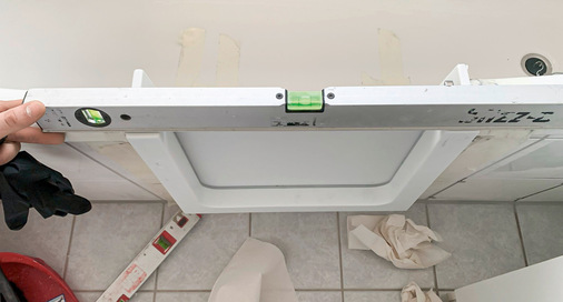8: Wannentür einsetzen und prüfen, ob in Waage; anschließend Silikonfugen setzen.
