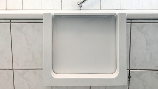 9: Der Wannentür-Abschluss (hier ein Bild mit Querfries für eine ­Badewanne mit Badewannen­aufsatz bzw. Faltwand).