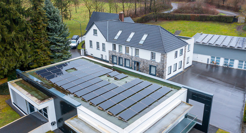 Die auf den Dachflächen installierten Photovoltaikmodule mit 70 kWp Leistung sind ein zentraler Bestandteil des elektrifizierten Energiekonzepts.