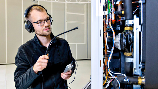 Das menschliche Ohr „arbeitet logarithmisch“. Deshalb werden Unterschiede im Dezibelbereich häufig falsch interpretiert. Eine Schallreduzierung um 3 dB(A) erscheint zunächst gering, tatsächlich halbiert sich die abgestrahlte Schallenergie, nicht aber die wahrgenommene Lautstärke.