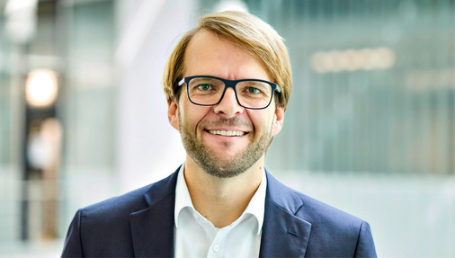Dr. Linder: „Insbesondere beim Hochfahren des Kompressors auf die benötigte Leistungsstufe können unerwünschte Schallemissionen entstehen. Unsere Wärmepumpen fahren deswegen über einen längeren Zeitraum von zwei Minuten auf die volle Leistung. Zusätzlich werden die unvermeidbaren Eigenfrequenzen in der Gerätekonstruktion schnell überfahren.“