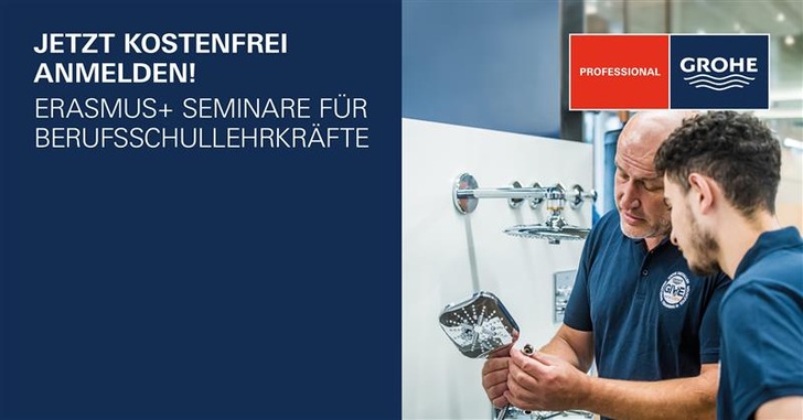Zwei Männer begutachten einen Duschkopf in einem Ausstellungsraum; links sind Informationen zu den Seminaren von Grohe und Erasmus+ zu sehen. - © GROHE