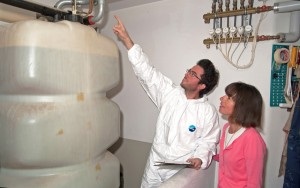 In Deutschlands Kellern stehen mindestens vier Millionen Heizöltankanlagen, 
die bereits mehr als 20 Jahre auf dem Buckel haben. Aufgrund einer neuen 
Verordnung kann ein solcher Öltank dem Hausbesitzer ab Mitte 2015 teuer zu 
stehen kommen. Um unliebsamen Schäden vorzubeugen, sollte der private 
Bauherr daher seinen Öltank im Rahmen der Aktion „Sicherer Öltank“ 
durch einen Sachverständigen überprüfen lassen. Mehr 
Hintergrundinformationen hierzu unter www.sicherer-öltank.de.