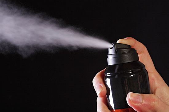 Kühlung der Umgebung durch eine sich entspannende Flüssigkeit die dann zum 
Gas wird, wie bei einem Deo-Spray