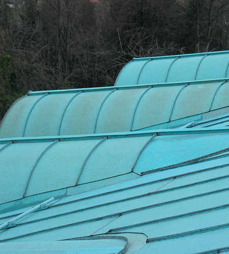 Ein schickes Metalldach! Wer denkt da schon an die Schwermetall-Ionen die bei 
einem Regenschauer ins Grundwasser gelangen könnten?
(Bild: TECU)