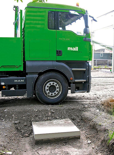 Hohe Verkehrslasten sind insbesondere auf Parkplätzen zu erwarten. Anlagen 
zur Versickerung müssen daher entsprechend konzipiert sein
(Bild: Mall)