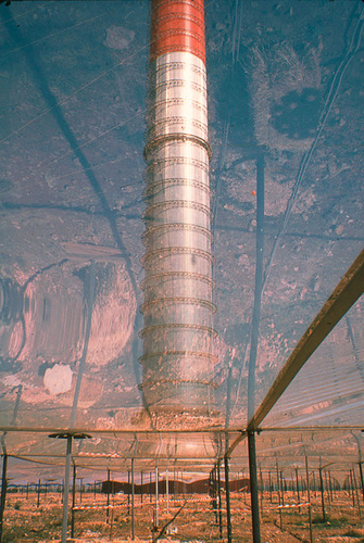 Ein Blick von unterhalb der transparenten Abdeckung auf den Kamin eines 
Aufwindkraftwerkes