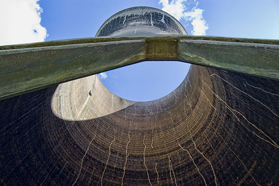 Hier strömt die Luft nach in den riesigen Kamin eines Naturzugkühlturms