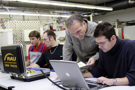 Ausbildung ist Zeit- und Kostenintensiv. Aber auch die Visitenkarten eines 
Unternehmens.