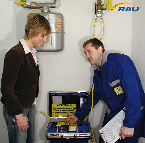 Spätestens alle 12 Jahre muss der Anlagenmechaniker eine 
Gas-Hausinstallation begutachten
(Bild: System Rau)