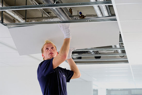 Der Einbau des Uponor Comfort Panels gestaltet sich sehr einfach. Der 
hydraulische Anschluss erfolgt per Steckfitting
(Bild: Uponor)