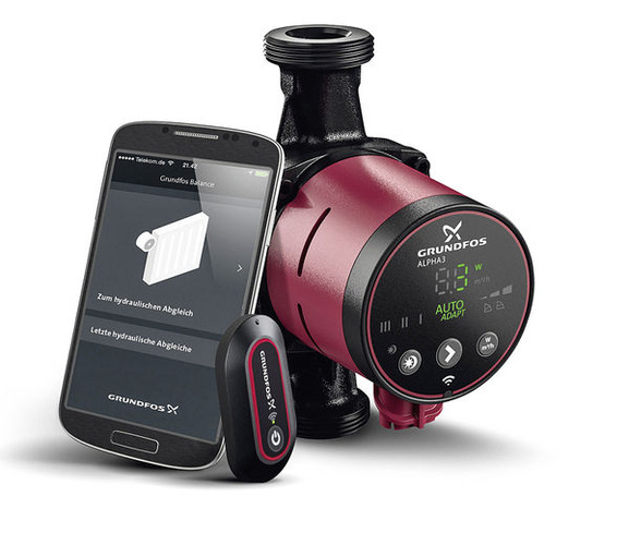 Die Alpha3 mit Reader und Smartphone mit der Software Grundfos Go Balance.