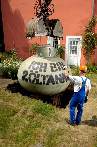 Wenn sich nur noch geringe Mengen Öl im Tank befinden, neigt auch so ein 
"Klotz" zum Auftrieb durch Grundwasser, Zusätzliche Sicherungsmaßnahmen 
können dann gegensteuern
(Bild: Haase)
