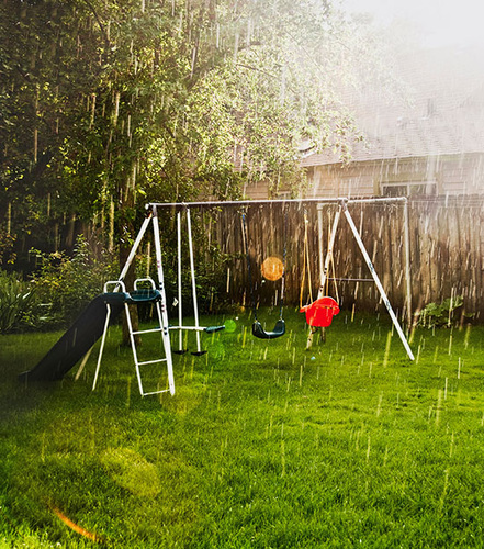 Neben Kindern haben auch Besitzer einer Regenwassernutzungsanlage ihren Spass 
an einem Regenschauer
(Bild: thinkstock)