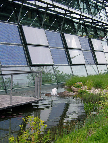 Südfassade Verwaltungsgebäude der Solarfabrik Freiburg. Synergie 
Regenwasser-Teich und Photovoltaik: Verdunstungskühlung schafft höheren 
Stromertrag
(Bild: König)