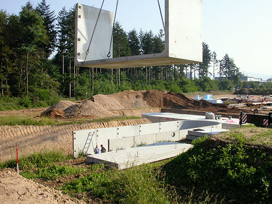 Unterirdische Betonfertigteilspeicher für Regenwasser zur Produktions- und 
Gebäudekühlung, 2 x 300 m³ Fassungsvermögen, bei Hüttinger Elektronik, 
Freiburg
(Bild: Mall)