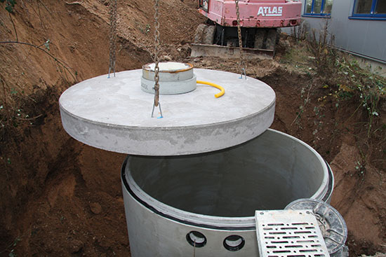 Pufferspeicher-Hülle aus Stahlbeton-Fertigteilen, Schachtabdeckung
(Bild: Mall)