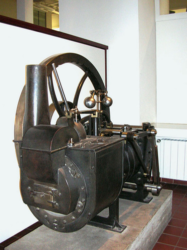 Stirling-Motoren lassen sich buchstäblich mit allen Brennstoffen betreiben. 
Das hat man schon in der Vergangenheit geschätzt.