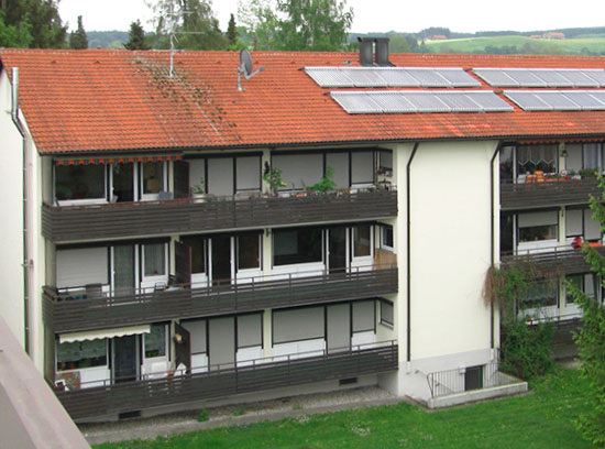 Mehrgeschossiger Wohnungsbau in Probstried/Allgäu, viertes Haus mit 12 
Wohneinheiten. Solarthermie in Kombination mit Holzpelletfeuerung, 
störungsfrei in Betrieb seit 2009
(Foto: EBV Kuisl)