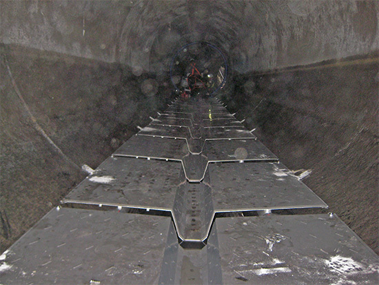 Auf der Kanalsohle befestigte Thermliner-Elemente aus Edelstahl, modular 
erweiterbar und demontierbar
(Bild: Stadtentwässerung Mannheim)