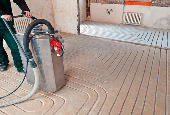 Das staubfreie Fräsverfahren zur Verlegung einer Empur Fußbodenheizung im 
Estrich, eignet sich für die Heizungsmodernisierung
(Bild: Empur)