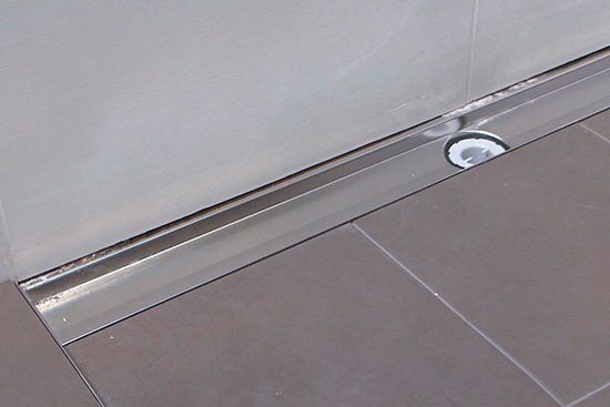 11.) Die Duschrinne ACO ShowerDrain ist nun bereit für den Einsatz des 
Rostes. Der Einsatz des Designrostes ist kinderleicht.