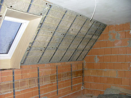 Die Wandheizung ermöglicht es ungenutzte Dachschrägen als Heizfläche zu 
aktivieren. Bild: www.fachwerk.de