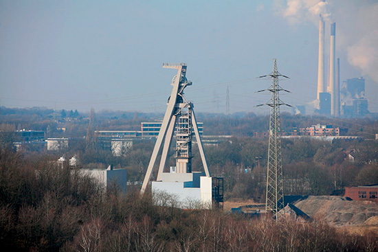 Der Förderturm von Schacht 2 der stillgelegten Zeche Hugo ragt aus der 
Industrielandschaft von Gelsenkirchen-Buer.
(Bild: Progas)