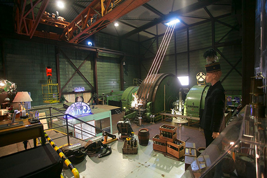 Von der Empore eröffnet sich der Blick auf die riesige Fördermaschine
(Bild: Progas)