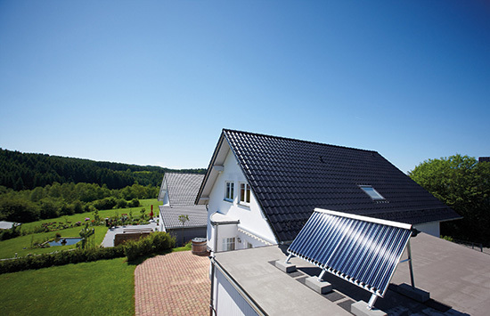 Die solare Ernte wird eingefahren und gespeichert
(Bild: Vaillant)