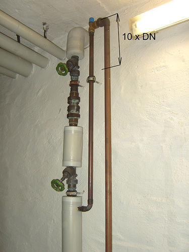 Ein Sicherheitsventil mit Anschluss über der Oberkante des 
Trinkwassererwärmers.
Gut gemeint, aber mit zu langer Stagnationsstrecke