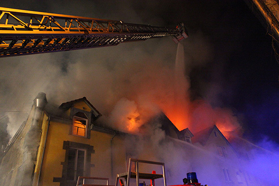 Katastrophen wie ein Wohnungsbrand treiben die öffentliche Diskussion um die 
Einführung einer flächendeckenden Rauchwarnmelderpflicht in Deutschland an.
(Bild: Hekatron/Benjamin Beytekin)