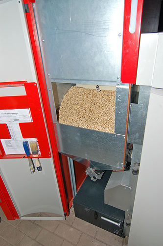 Einige Pellet-Kessel verfügen über einen Vorratsbehälter direkt neben dem 
Kessel. Von hier wird der Nachschub zum Brenner befördert.
(Bild: Windhager)