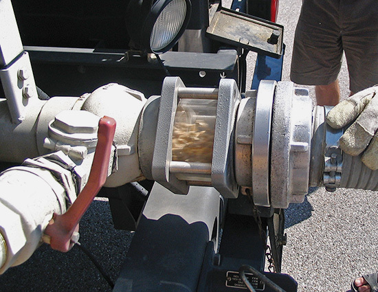Mit einer Anschlusskupplung wird der Befüllschlauch am Silofahrzeug 
befestigt. Der Einblasvorgang dauert ca. vier Minuten pro Tonne
(Bild: Windhager)